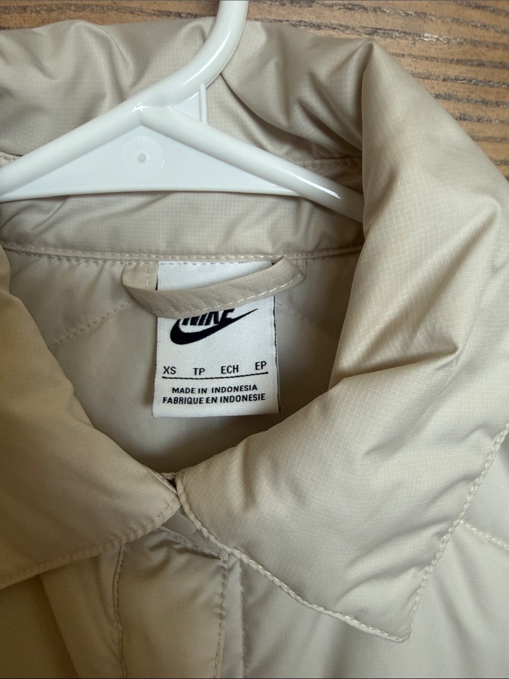 Nike Women's Beige Quilted Snap-Front Puffer Shirt Jacket - Picture 2 of 2